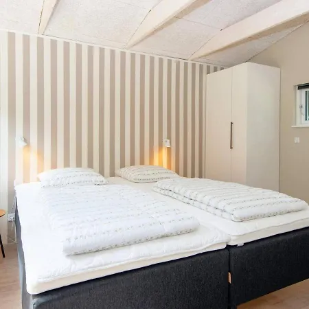Feriehus Three-bedroom Holiday In 15 *
